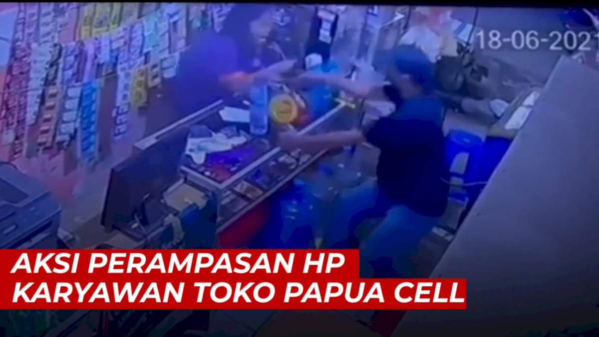 VIDEO: Terekam CCTV, Aksi Perampasan HP Karyawan Toko Papua Cell