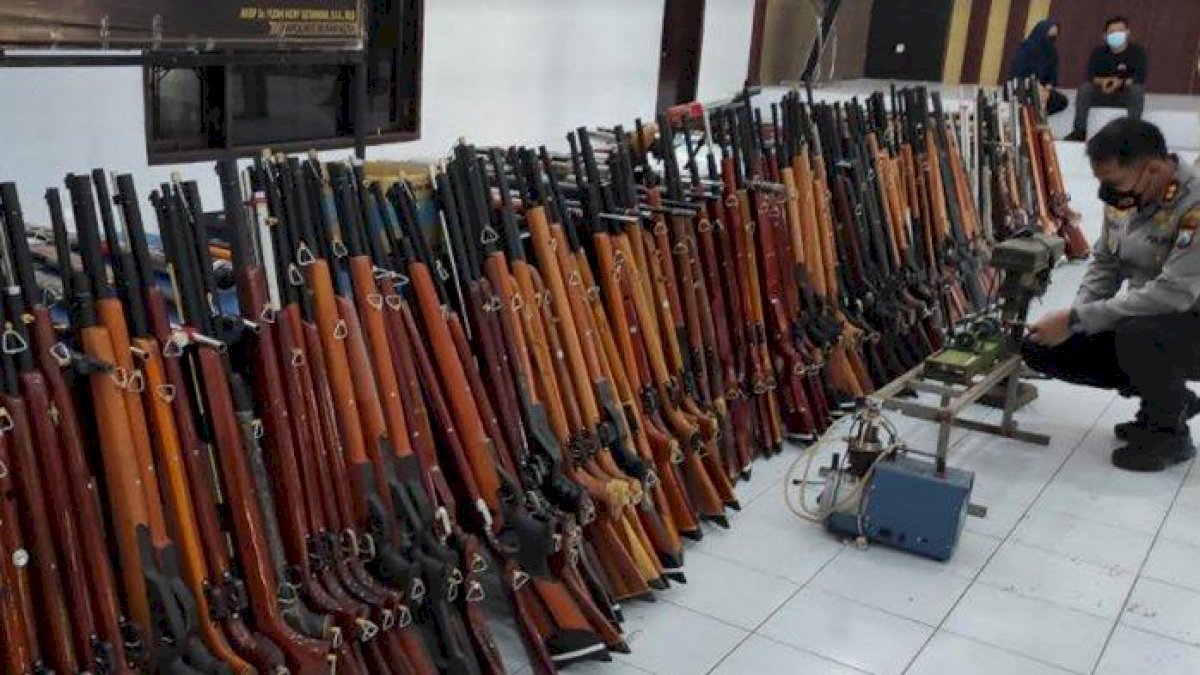 Polisi Sita Ratusan Pucuk Senapan Ilegal Siap Edar Buatan Pabrik Rumahan