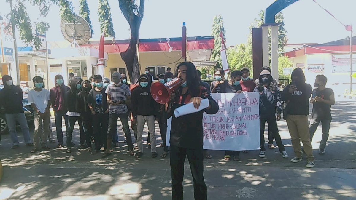 Pengunjukrasa Kecam Vonis Bebas 5 Terdakwa Kasus Dugaan Korupsi Jembatan Bosalia Jeneponto