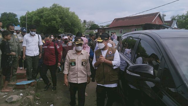 Plt Gubernur Sulsel, Andi Sudirman Sulaiman dan Bupati Jeneponto, Iksan Iskandar mengunjungi korban banjir di Kecamatan Tarowang, Jumat (9/7/2021).