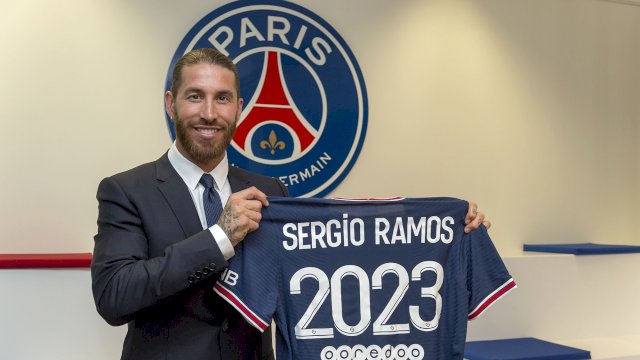 Sergio Ramos resmi berbaju PSG setelah tak lagi memperkuat Real Madrid. 