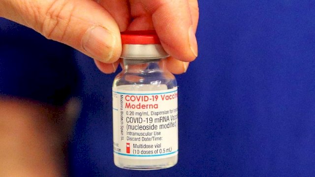 A vial of the Moderna Covid-19 vaccine is prepared at the Madejski Stadium in Reading, west of London on April 13, 2021. (Photo by Steve Parsons / POOL / AFP)