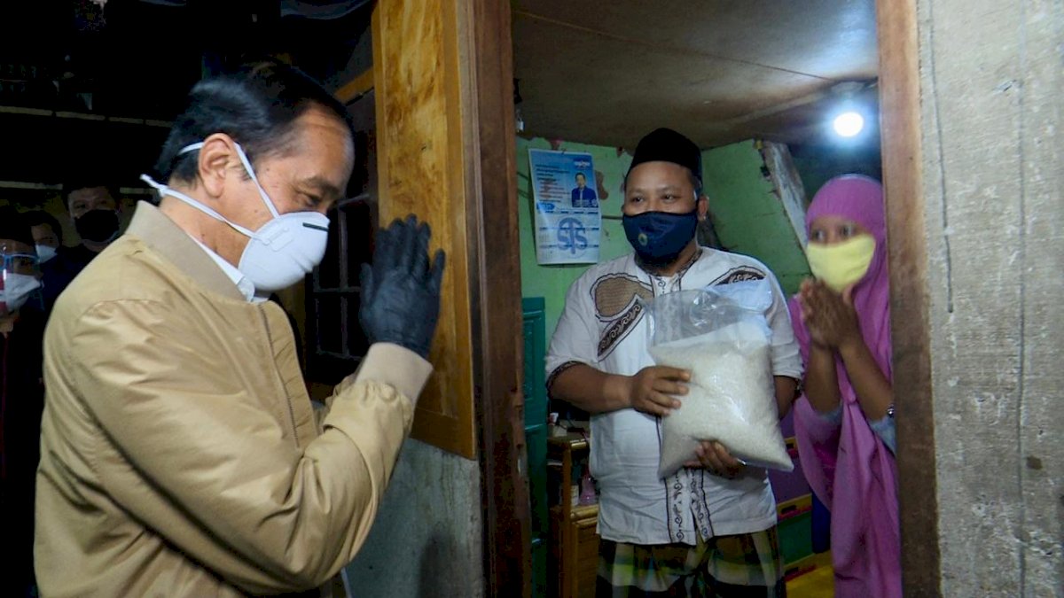 Malam-malam, Jokowi Ketuk Pintu Rumah Warga Bagikan Bantuan Sembako