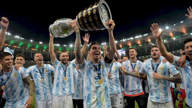 Kapten Timnas Argentina, Lionel Messi mengangkat piala Coppa America 2020.