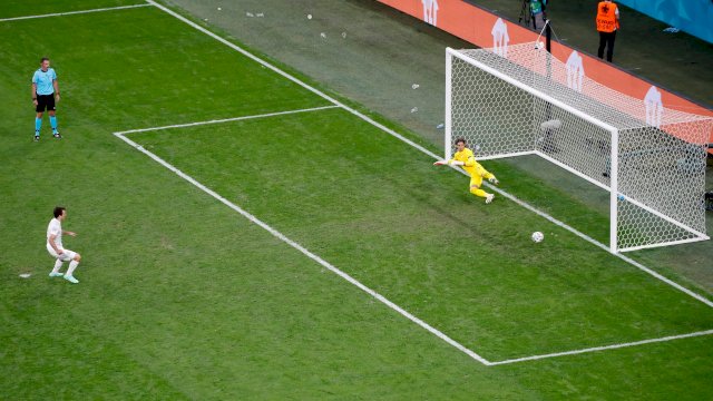 Spanyol menyingkirkan Swiss di 8 besar lewat adu penalti. Spanyol akan bertemu Italia yang menyingkirkan Belgia.