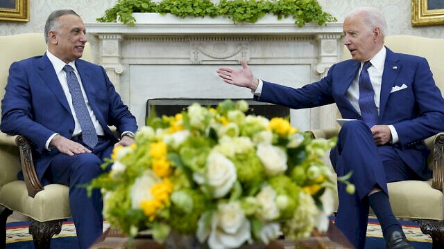 Presiden AS Joe Biden, kanan, berbicara saat Perdana Menteri Irak Mustafa al-Kadhimi, kiri, mendengarkan selama pertemuan mereka di Oval Office Gedung Putih di Washington, 26 Juli 2021. (AP Photo/Susan Walsh)