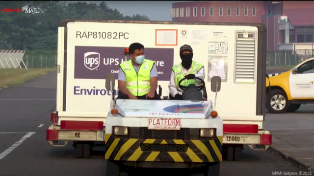 Kedatangan satu juta dosis vaksin AstraZeneca dalam bentuk jadi, melalui Bandar Udara Soekarno Hatta, Tangerang, Banten, Jumat (16/07/2021).