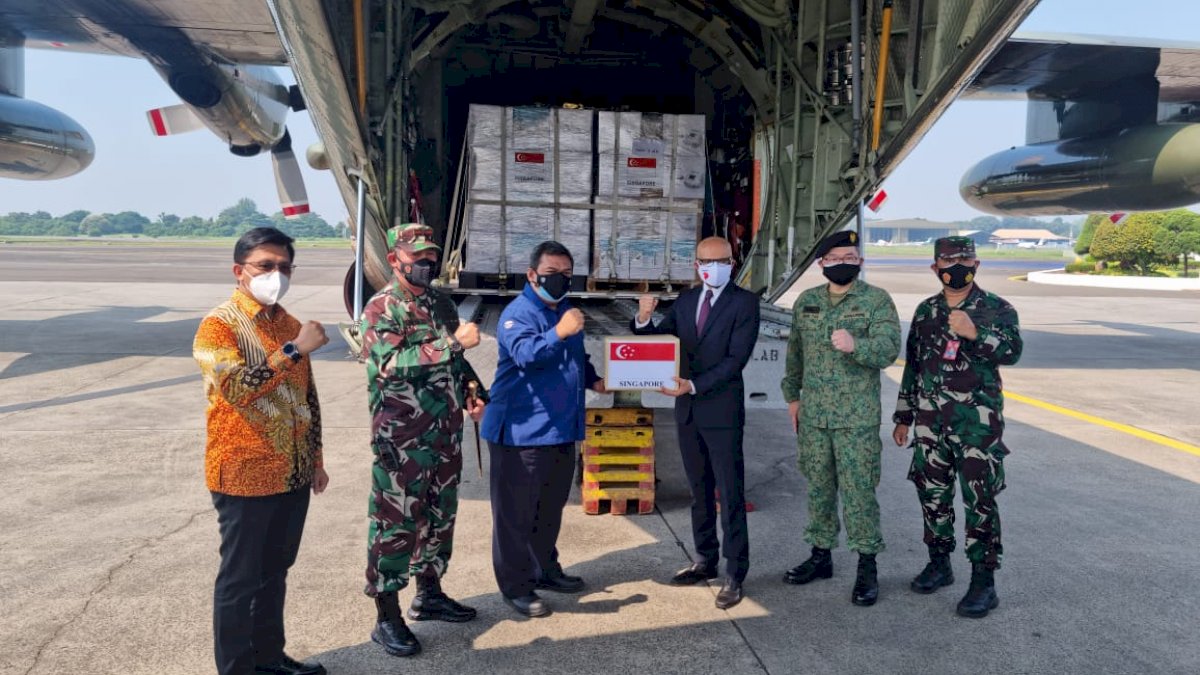 Indonesia Terima Bantuan Ventilator dan Tabung Oksigen dari Singapura
