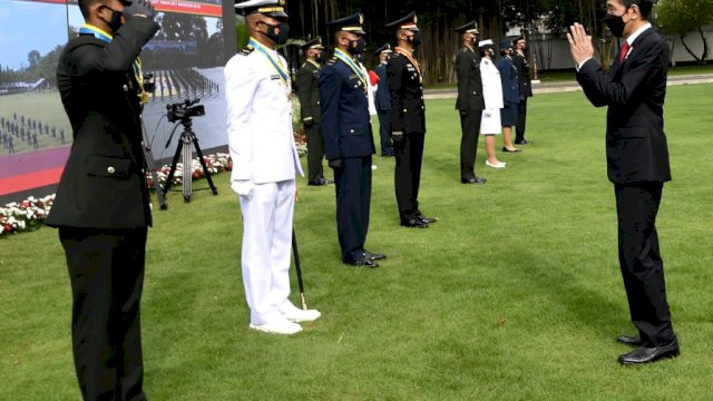 Presiden Jokowi memberikan ucapan selamat kepada penerima Adhi Makayasa, pada Praspa TNI-Polri Tahun 2021, Selasa (13/07/2021) pagi, di Halaman Istana Merdeka, Jakarta. (Foto: BPMI Setpres/Rusman)