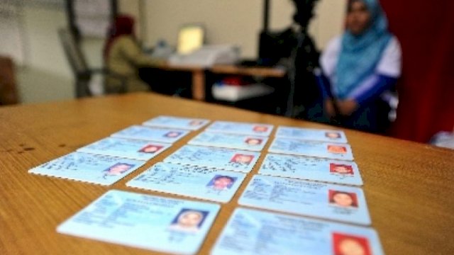 Ilustrasi pengurusan KTP.