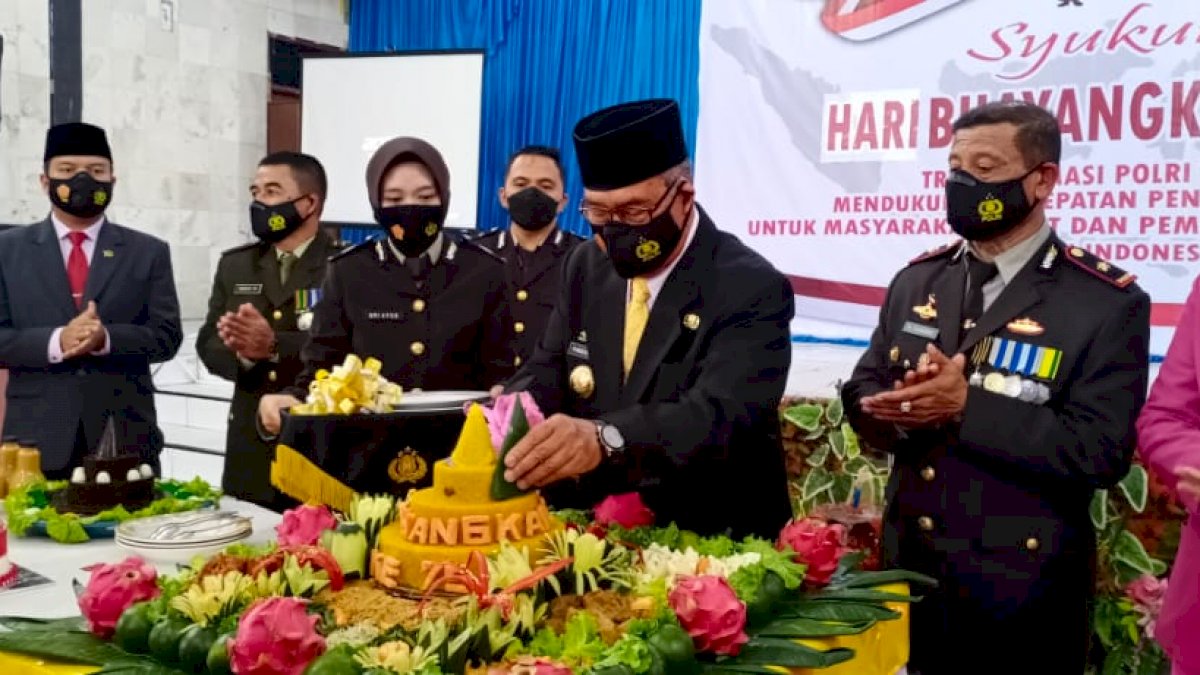 Hari Bhayangkara ke-75, Wawali Parepare Launching Dua Mobil Layanan Polres