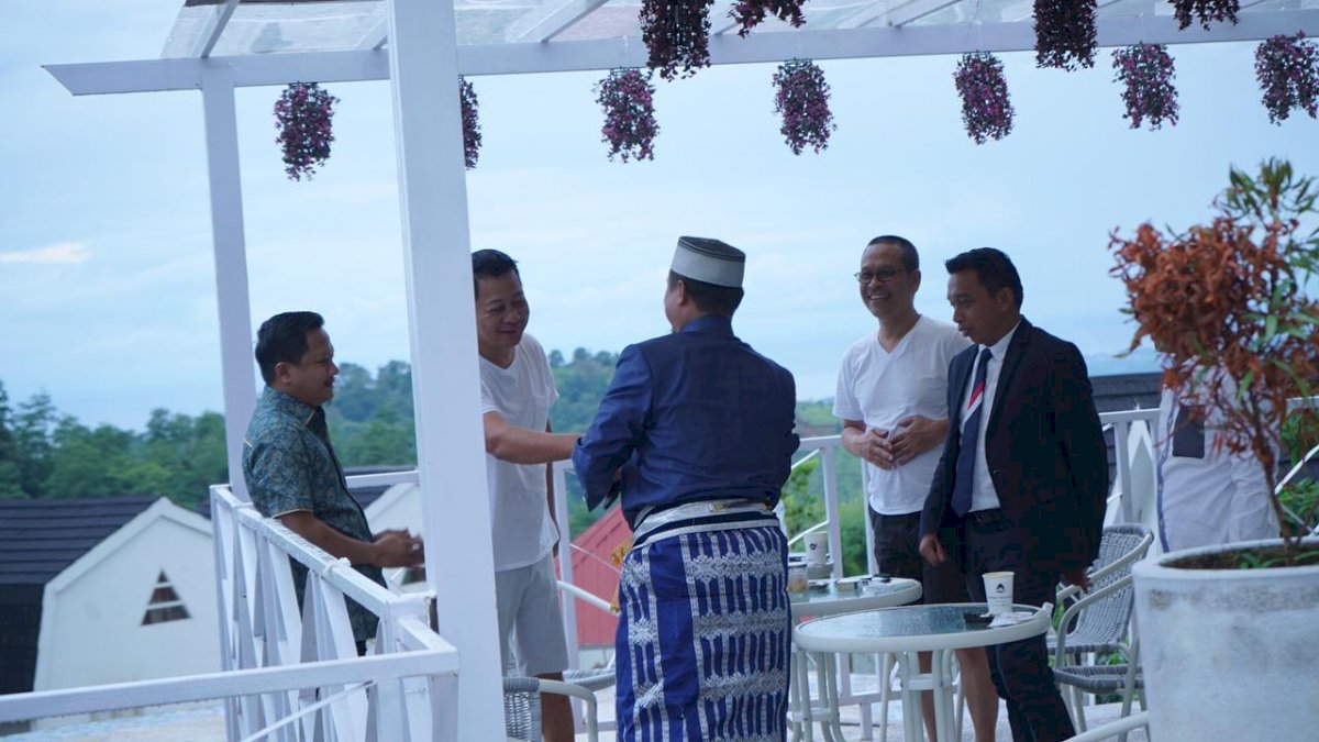 Gunakan Kostum Biru, Plt Gubernur Sudirman Sulaiman Bertemu Elit NasDem Sulsel di Palopo