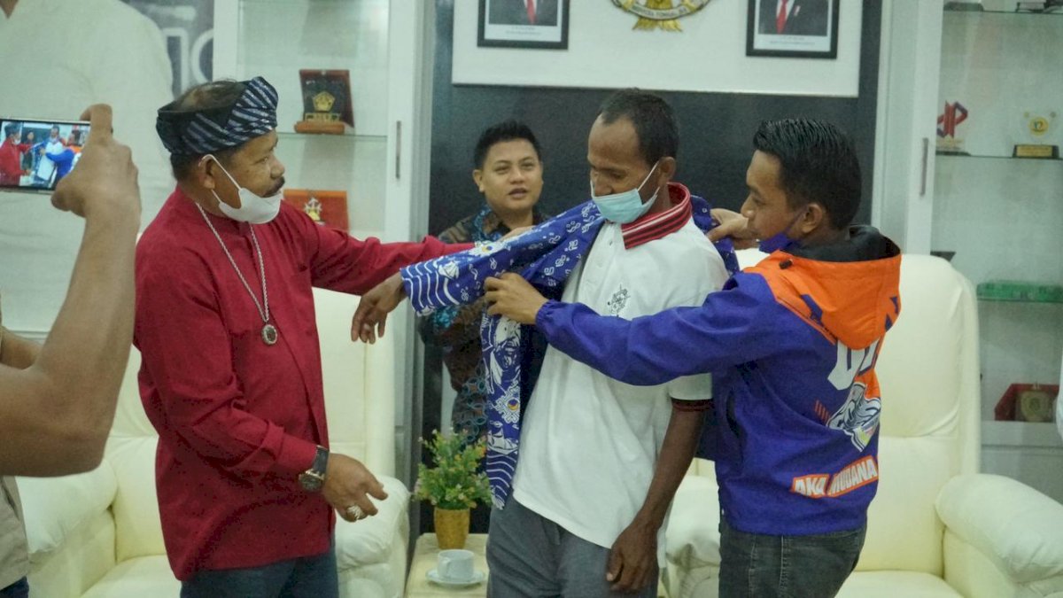 NasDem Sulsel Bantu Pria yang Viral Dayung Perahu Pinrang-Buton Tengah karena Tak Punya Ongkos