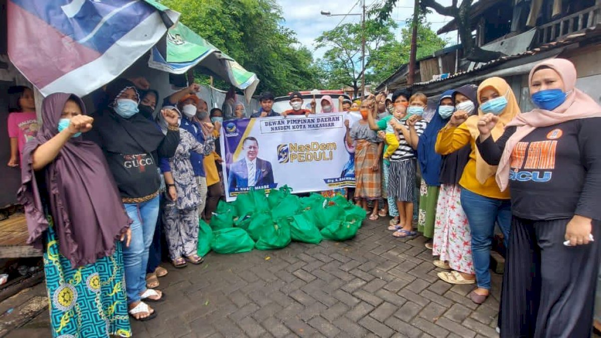 Cicu Pimpin NasDem Berbagi ke Warga Tak Mampu di Tiga Kecamatan