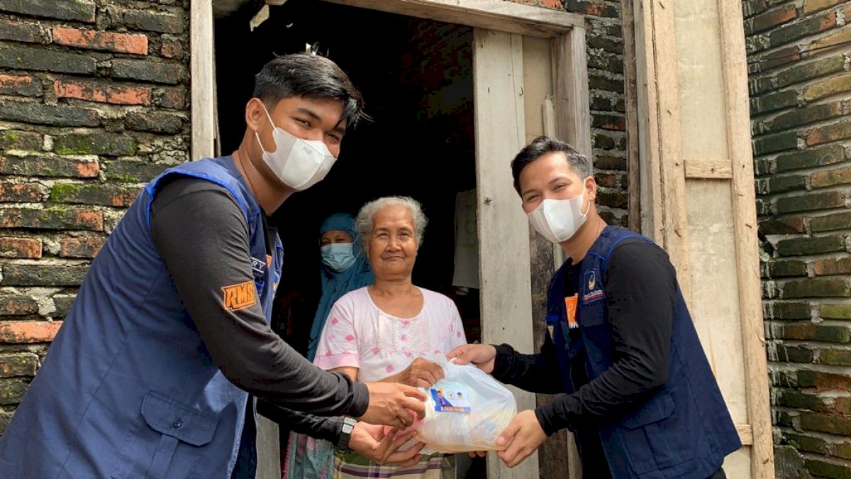 NasDem Milenial RMS Ulurkan Bantuan ke Wa Beddu Kakek Sebatang Kara di Pinrang