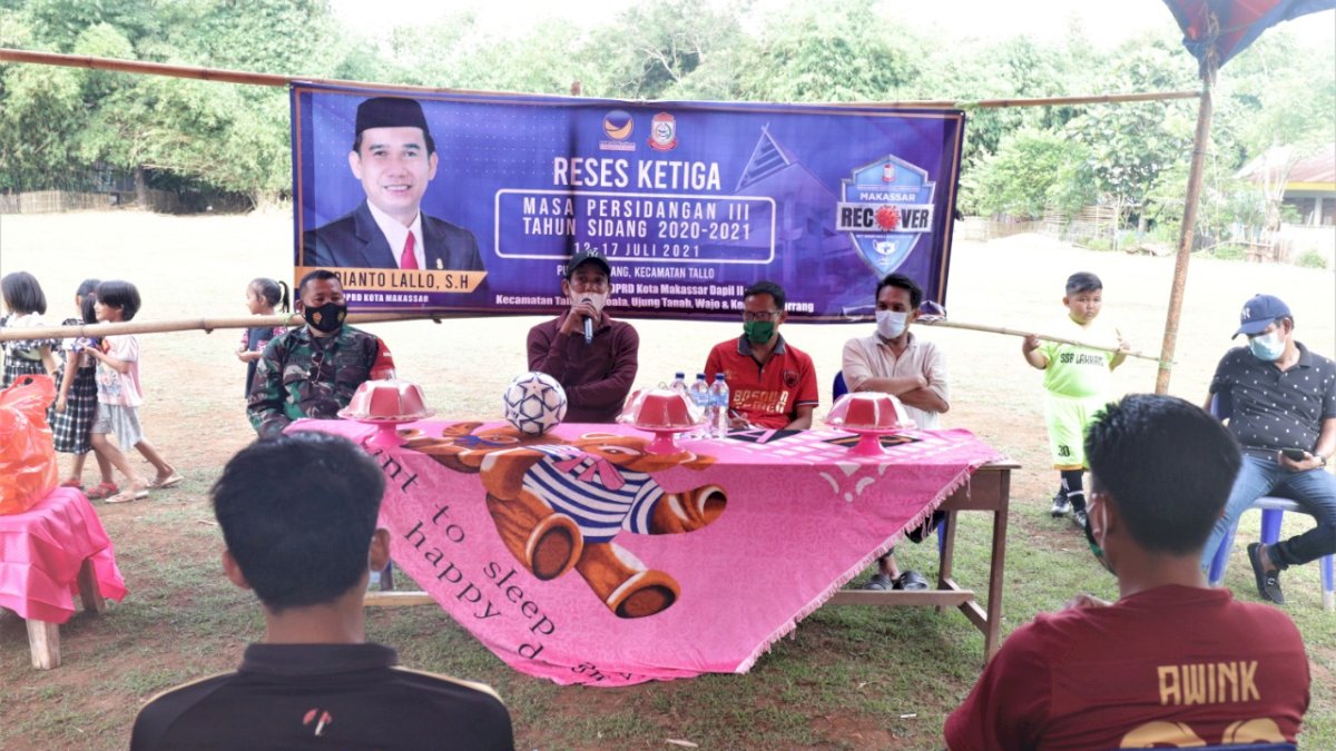 Reses di Lakkang, Ketua DPRD Makassar Rudianto Lallo Beri Bantuan Perlengkapan Olahraga