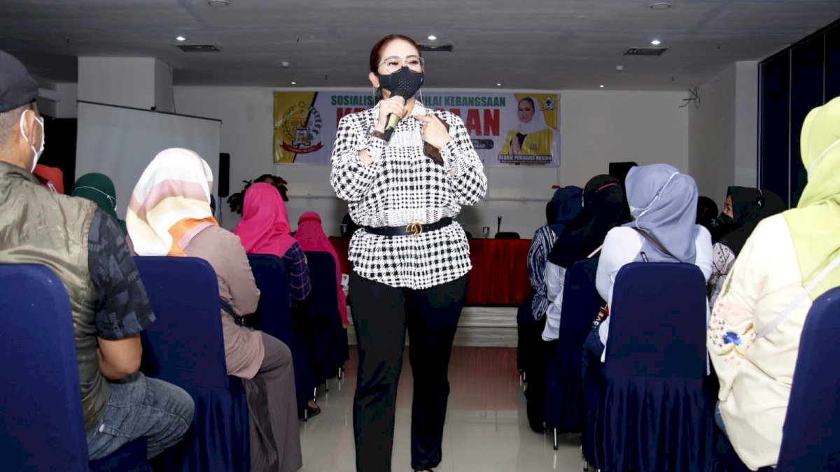 Debbie Rusdin Sosialisasi Kebangsaan Bersama Warga Mamajang
