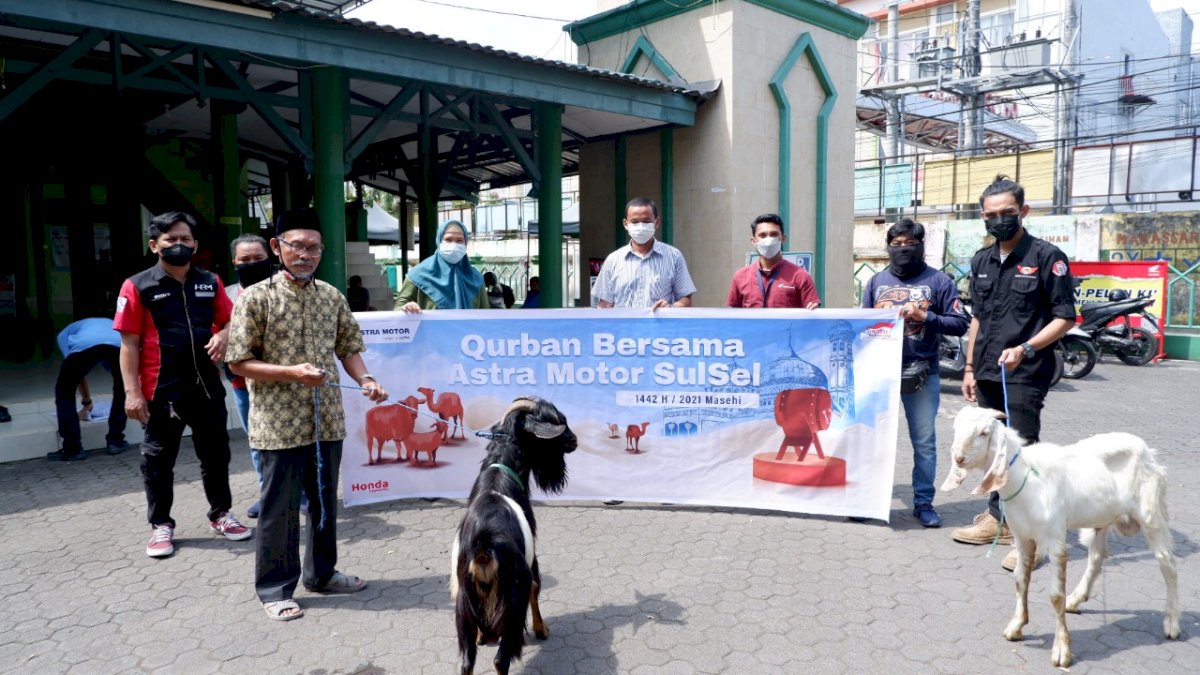 Asmo Sulsel Bersama Komunitas BeAT Indonesia Bagi Daging Kurban di Dua Masjid