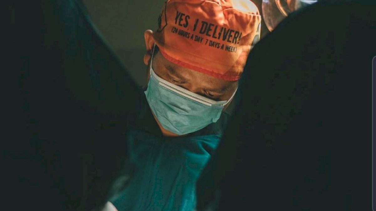 Dokter Fadli Ananda Galang Donasi untuk Nakes di Ruang Isolasi