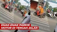 VIDEO: Aksi Emak-emak Parkir Motor di Tengah Jalan
