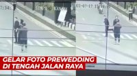 VIDEO: Viral, Pasangan Kekasih Ini Gelar Foto Prewedding di Tengah Jalan Raya