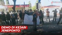 VIDEO: Pengunjukrasa Kecam Vonis Bebas 5 Terdakwa Kasus Dugaan Korupsi Jembatan Bosalia Jeneponto