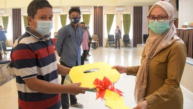 Bupati Luwu Utara, Indah Putri Indriani menyerahkan bantuan Alsintan (Foto/int)