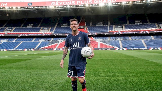 Lionel Messi dalam sesi perkenalan sebagai pemain Paris Saint-Germain.