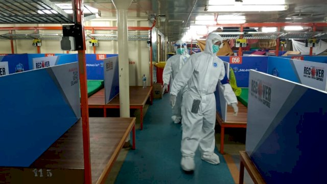 (Petugas pelayanan di fasilitas Isolasi Apung milik Pemkot Makassar. Petugas ini standby 24 jam melayani kebutuhan pasien Covid-19)
