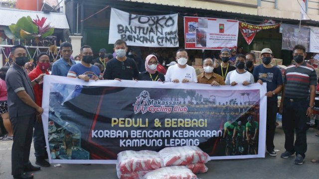 Komunitas MCC memberikan bantuan kepada korban kebakaran di Jalan Muhammad Tahir, Makassar, Sabtu (14/8/2021).