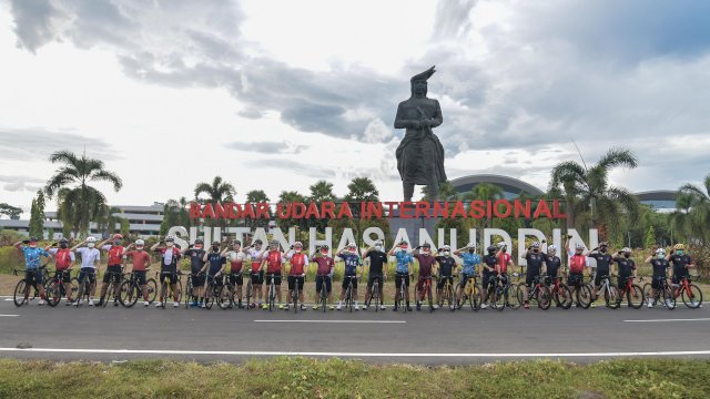 MCC berfoto di depan patung pahlawan nasional, Sultan Hasanuddin, saat bersepeda keliling Kota Makassar, sejauh 76 kilometer, Selasa (17/8/2021).