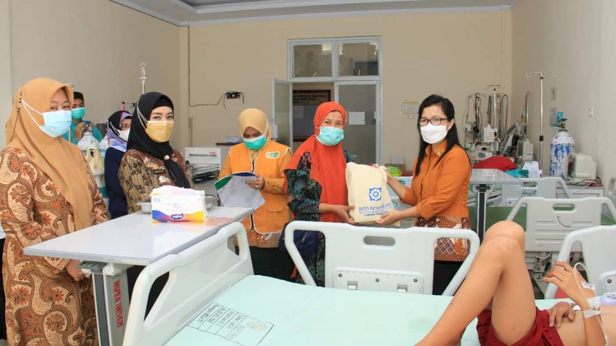 Semarak HUT Ke-53 BPJS Kesehatan Bagi Bingkisan ke Peserta, Direktur RS Andi Makkasau Apresiasi