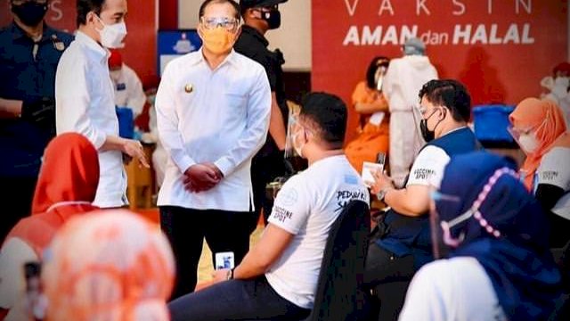 (Presiden Joko Widodo dan Walikota Makassar, Danny Pomanto, saat meninjau kegiatan vaksinasi di Makassar)