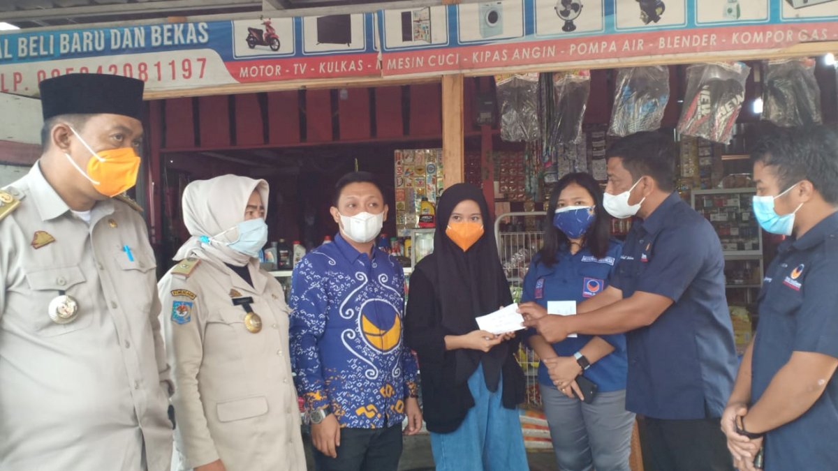 Gadis Penambal Ban di Palopo Terharu dapat Bantuan dari NasDem dan Syaharuddin Alrif