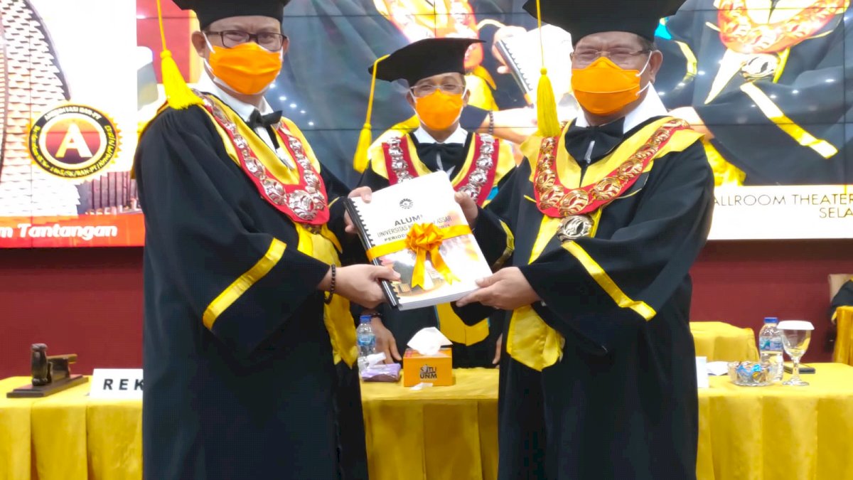 Pesan Rektor UNM Kepada Wisudawan: Tunjukkan Jati Diri Sebagai Ilmuan yang Profesional