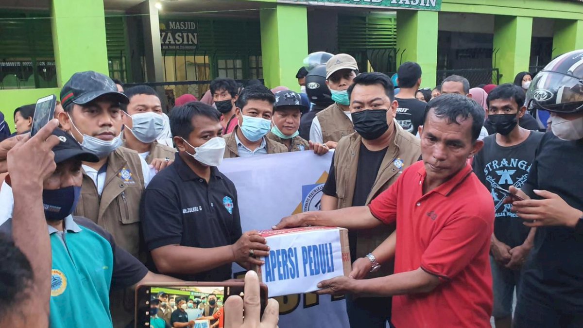 Akbar Yusuf Pimpin Apersi Sulsel Serahkan Bantuan ke Korban Kebakaran di Makassar