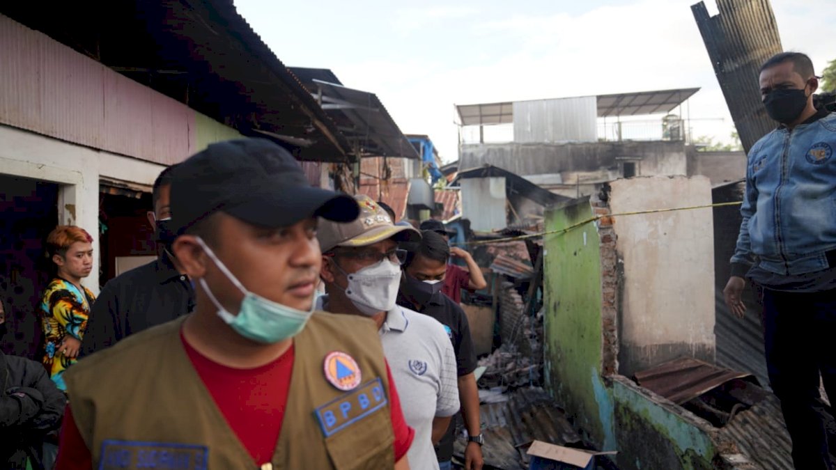 Temui Korban Kebakaran di Jalan Muhammad Tahir, Plt Gubernur Sulsel Pastikan Kebutuhan Logistik Korban Terpenuhi