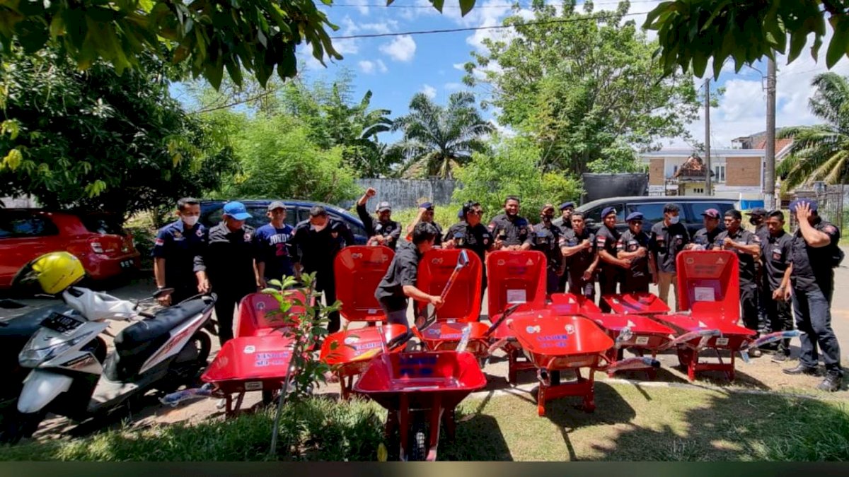 Bantuan Datang Lagi, Garda Pemuda NasDem Kerahkan Gerobak dan Sekop
