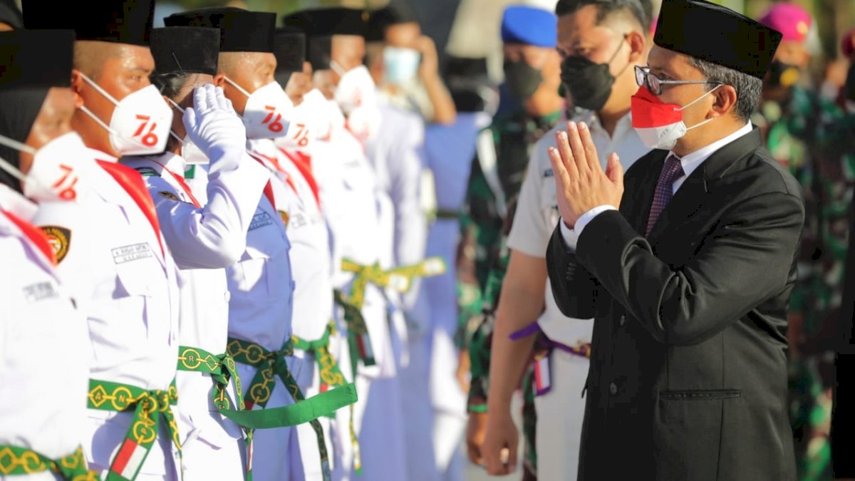 Danny Kukuhkan 70 Paskibraka Tingkat Kota Makassar