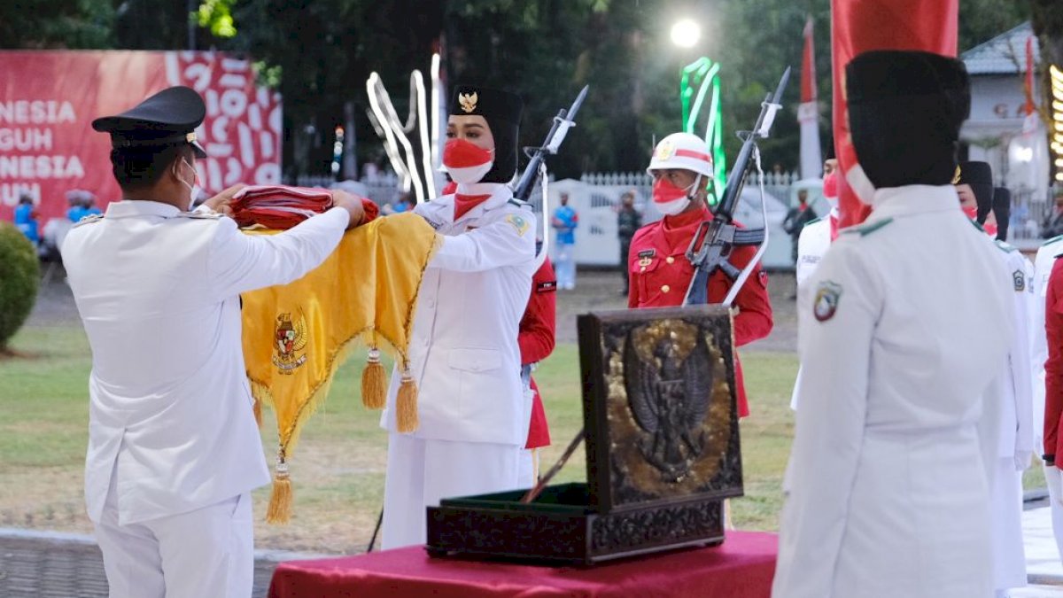 Plt Gubernur Sulsel Bertindak Sebagai Irup Penurunan Bendera pada 76 Tahun RI
