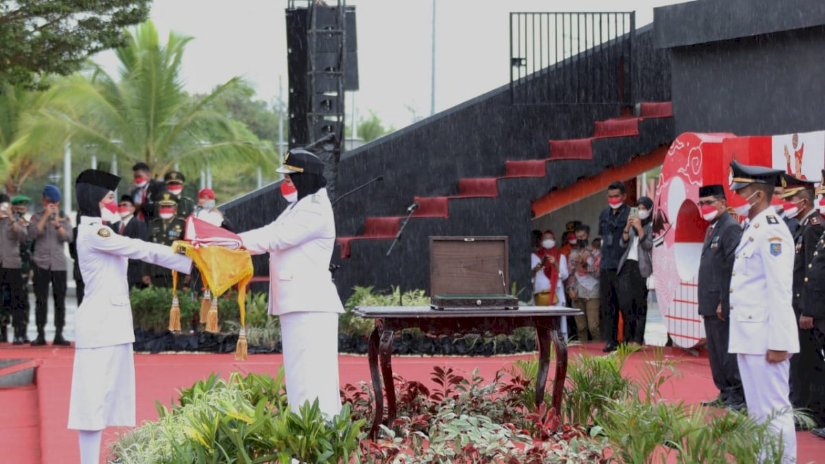 Wawali Fatmawati Rusdi Bertindak Sebagai Irup Penurunan Bendera HUT Ke-76 Meski di Guyur Hujan