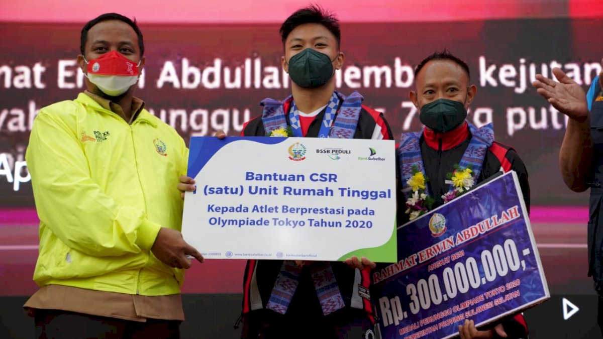 Plt Gubernur Sulsel Serahkan Bonus Besar Bagi Rahmat Erwin Abdullah, Lifter Peraih Perunggu pada Olimpiade Tokyo 2020