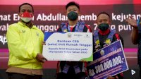 Plt Gubernur Sulsel Serahkan Bonus Besar Bagi Rahmat Erwin Abdullah, Lifter Peraih Perunggu pada Olimpiade Tokyo 2020