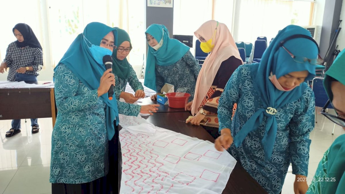 TP-PKK Parepare Hasilkan Jilbab Batik Corak Kanoko dan Nui Asal Jepang