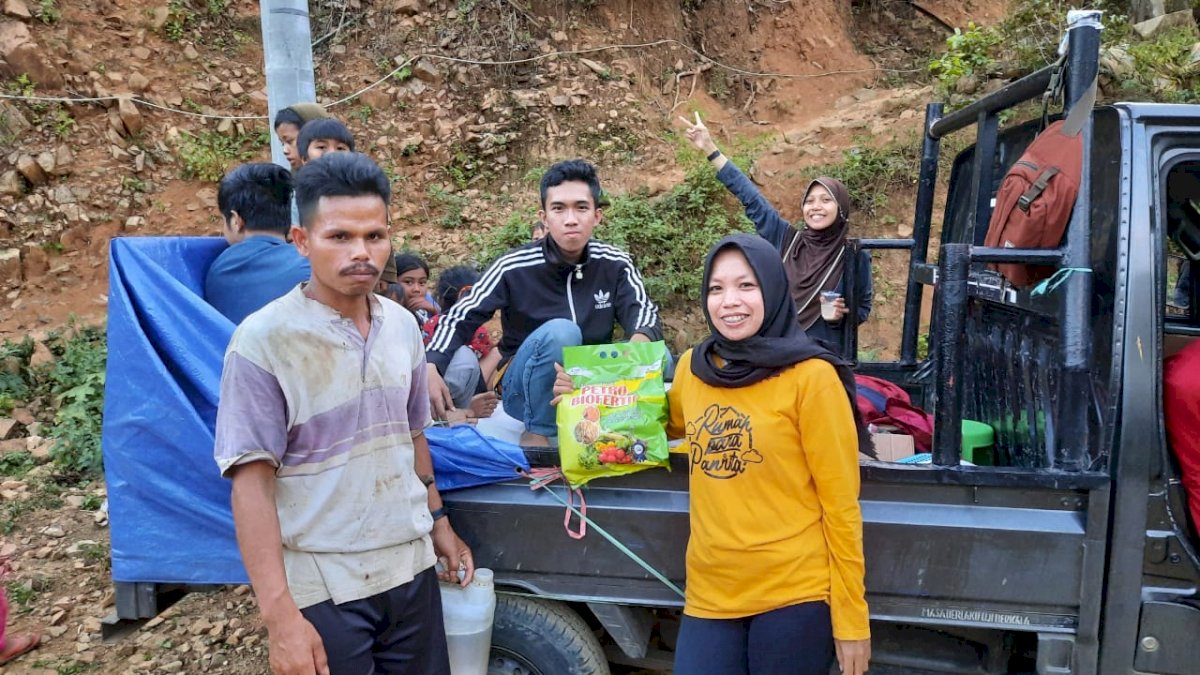 Relawan Wanua Panrita Serahkan Bantuan Pupuk untuk Kelompok Tani Bukit Cindakko