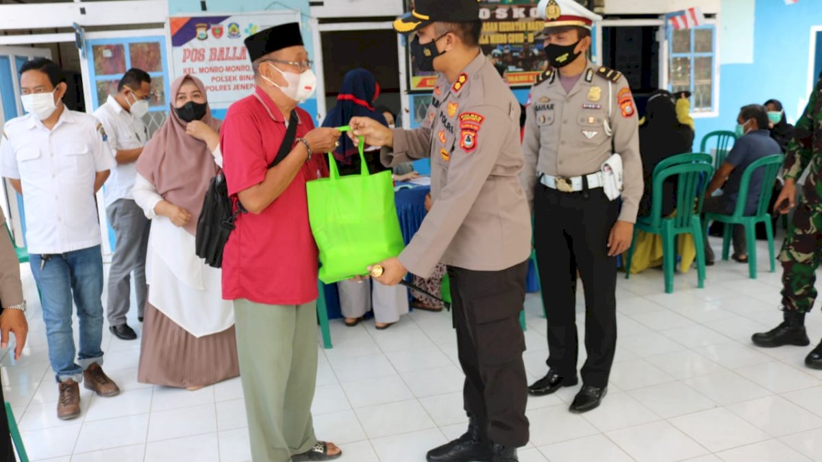 Alumni Akpol 2000 Bataliyon Sanika Satyawada Bagi Bagi Paket Sembako di Jeneponto