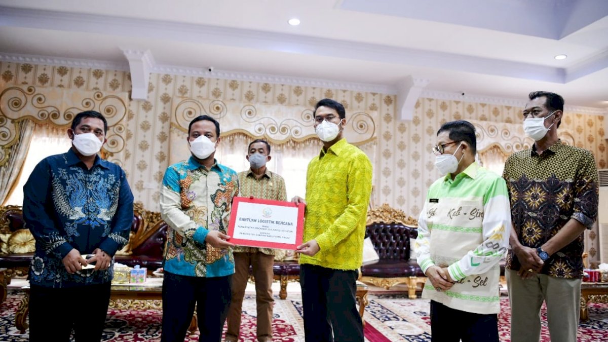 Plt Gubernur Serahkan Bantuan Logistik Pemprov ke Bupati Sinjai