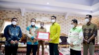 Plt Gubernur Serahkan Bantuan Logistik Pemprov ke Bupati Sinjai