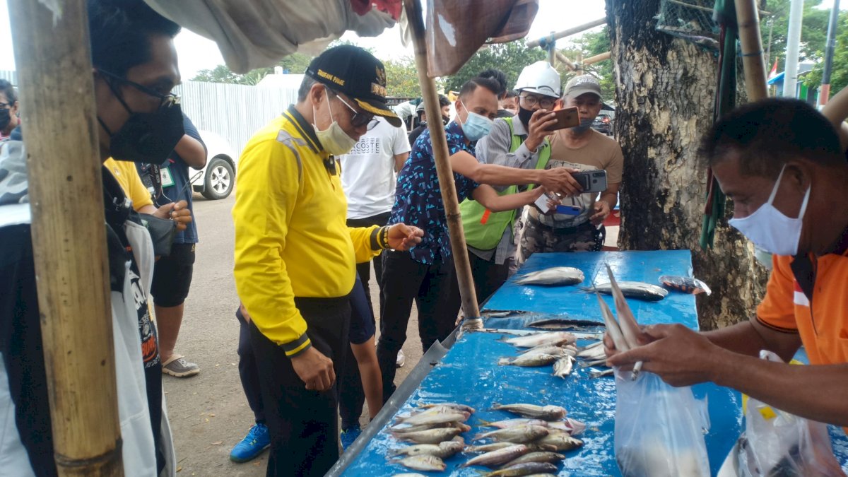 Wali Kota Parepare Borong Hasil Tangkapan Nelayan, Masyarakat Cempae Gembira