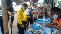 Wali Kota Parepare Borong Hasil Tangkapan Nelayan, Masyarakat Cempae Gembira
